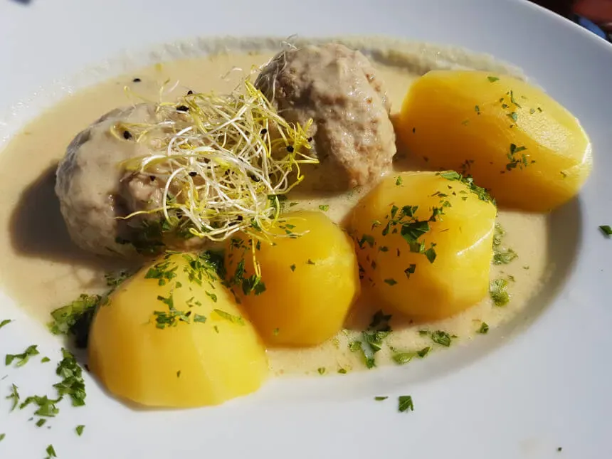 Königsberger Klopse in weißer Kapernsauce mit Kartoffeln.