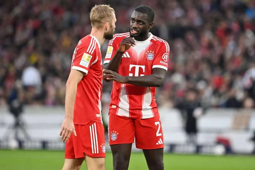 Konrad Laimer und Dayot Upamecano im Trikot des FC Bayern