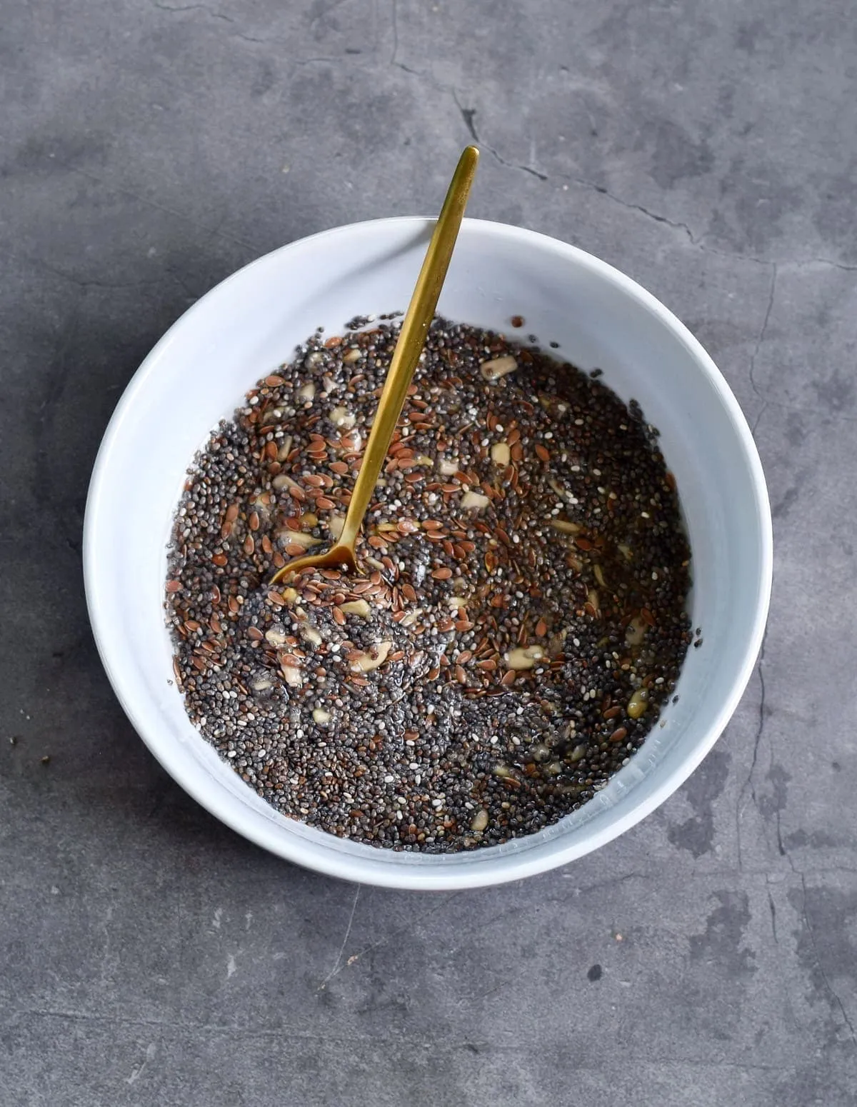 Körnermischung in Schüssel mit Löffel