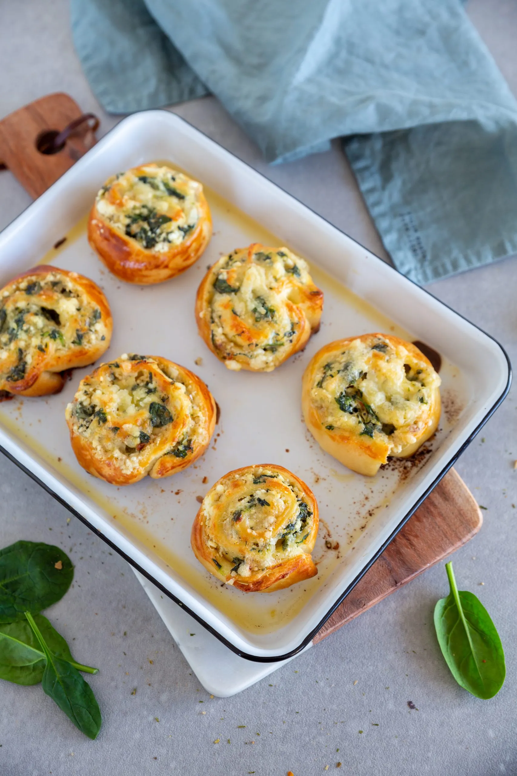 Köstliche Feta-Spinat Pizzaschnecken frisch aus dem Ofen, golden gebacken