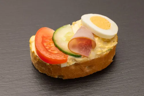 Köstliches Ei-Salat Sandwich mit zartem Schinken