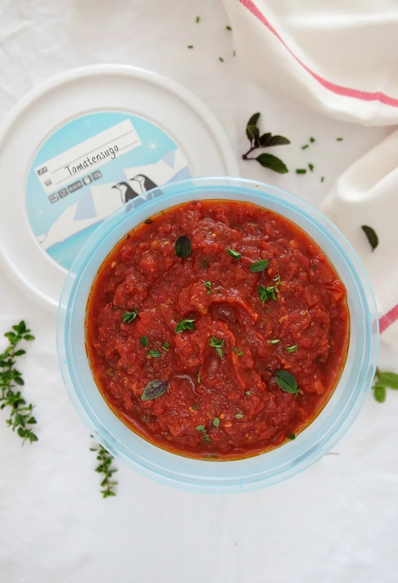 Köstliches Tomatensugo mit Olivenöl und Parmesan, bereit zum Einfrieren