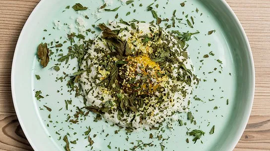 Kreative Kombination aus Eigelb, Blumenkohl und Liebstöckel