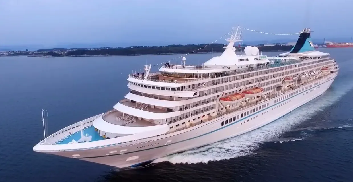 Kreuzfahrtschiff Artania von Phoenix Reisen auf See