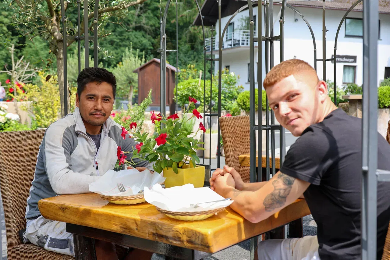Küche der Brathähnchenfarm mit einem Blick auf den Holzkohlegrill