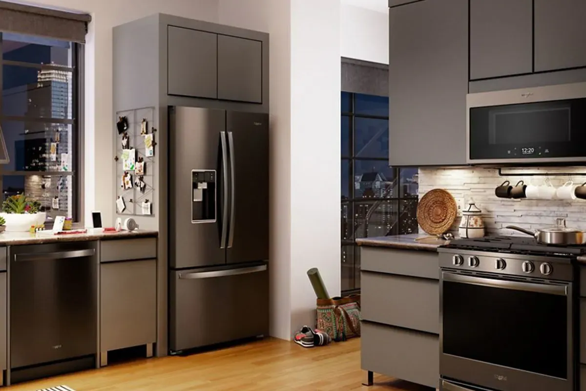 Küche mit Waschmaschine und Trockner von Whirlpool