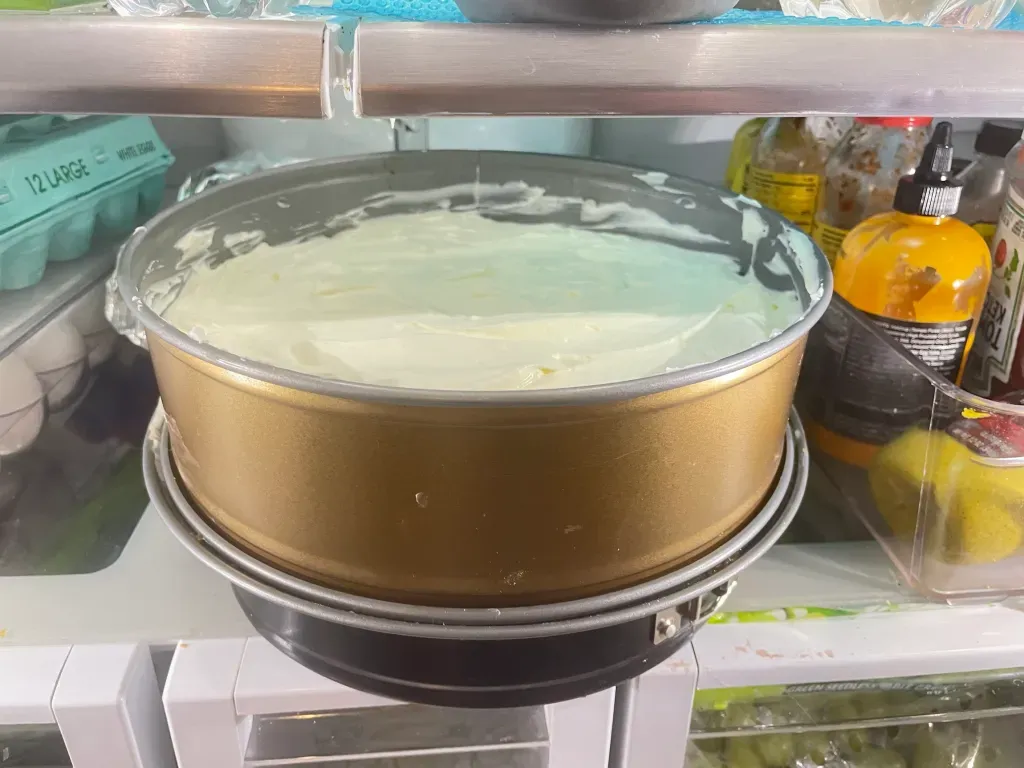 Kuchen mit Creme mindestens 2 Stunden vor dem Servieren kühlen