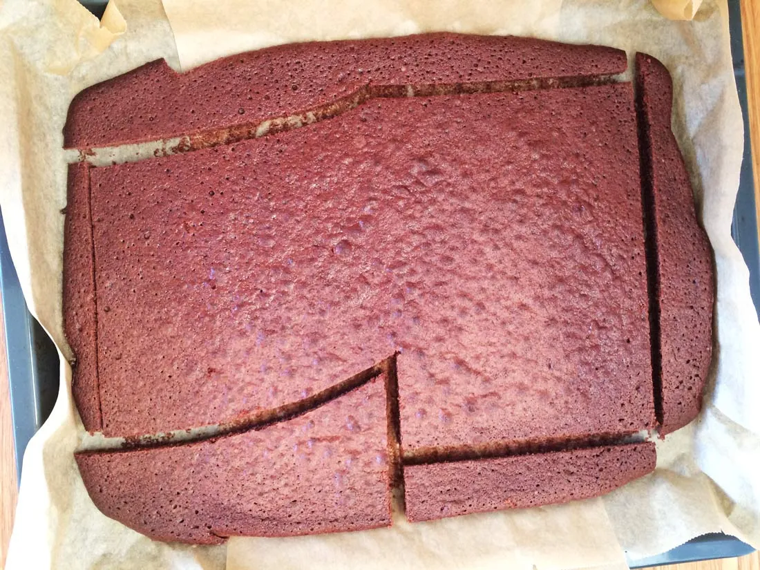 Kuchen nach Schablone in Zahlenform geschnitten