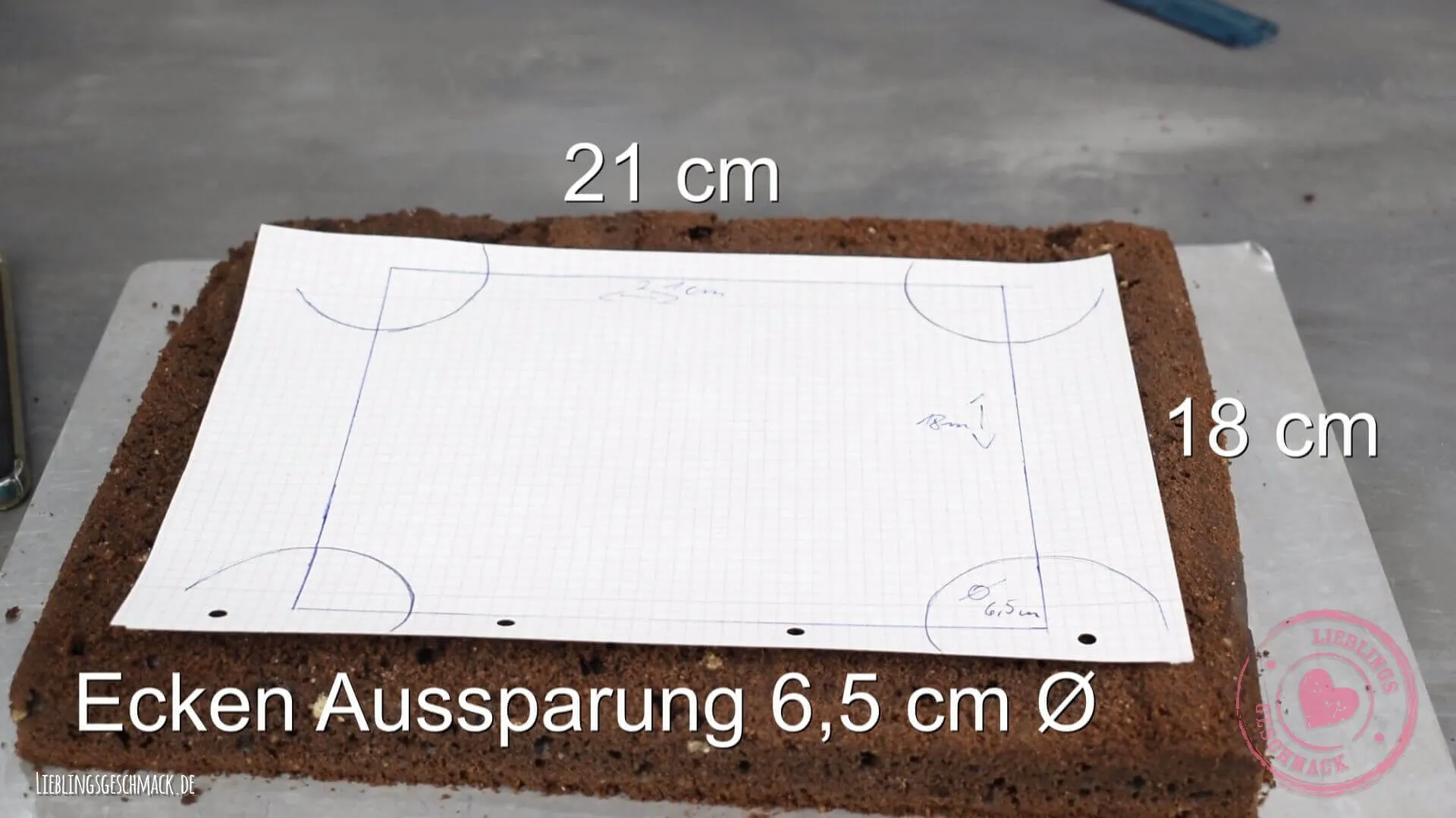 Kuchenboden wird mit einer Papierschablone für die Ritterburg Torte zugeschnitten