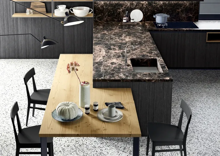 Küchenhalbinsel, die als Esstisch dient, mit Stühlen und freiem Beinbereich