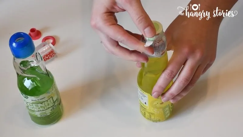 Kunststoffverschluss an der Perforierung öffnen, um den Öffner zu entnehmen