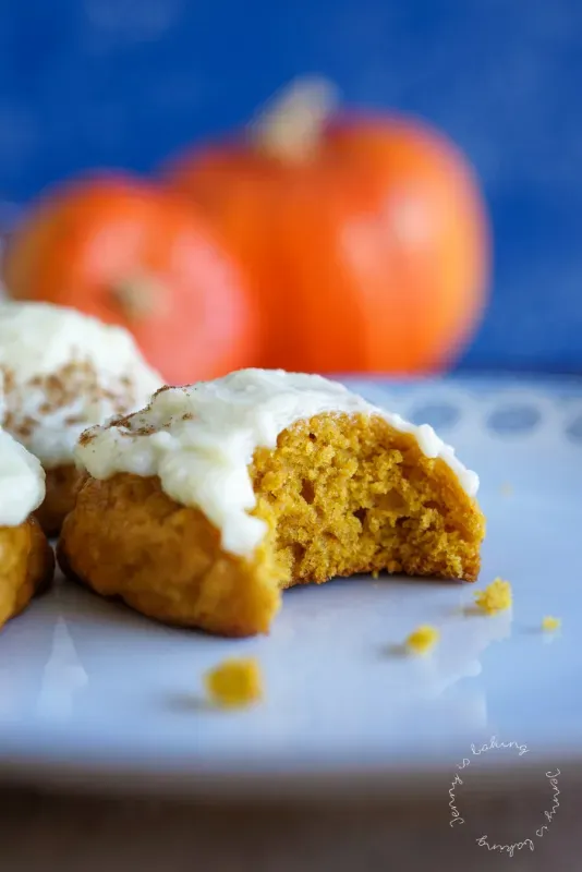 Kürbis-Cookies mit Frischkäse-Topping auf einem Teller