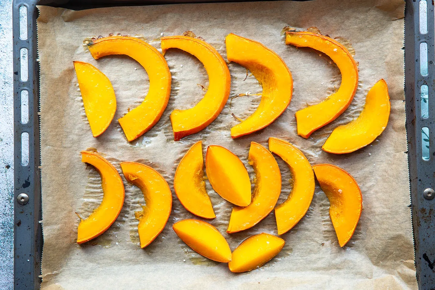 Kürbisspalten im Ofen garen