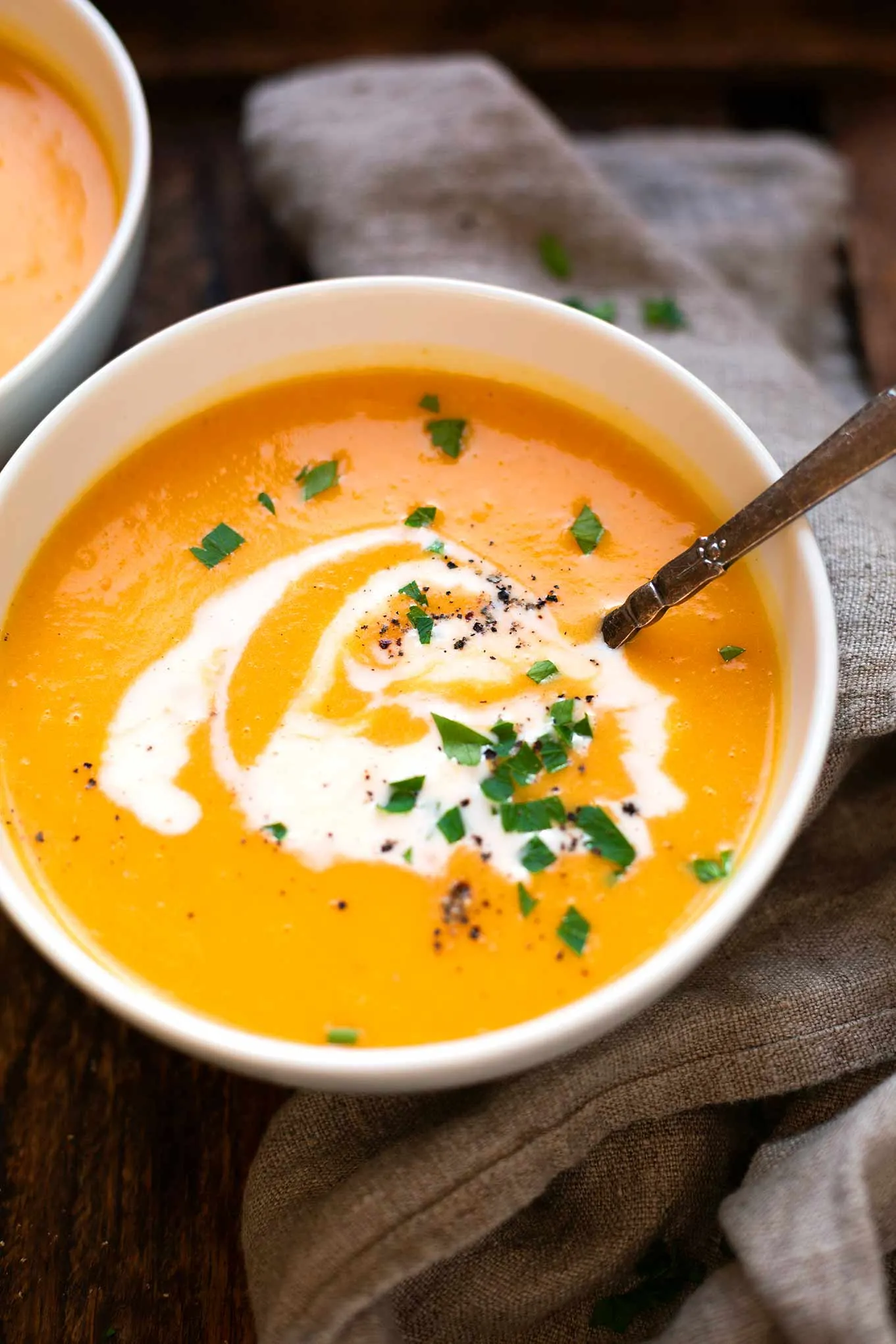 Kürbissuppe mit Kokosmilch in zwei Schüsseln