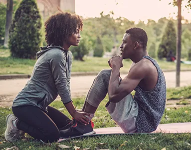 Kursmaterialien und ein Laptop, die für die NASM CPT Prüfung vorbereiten
