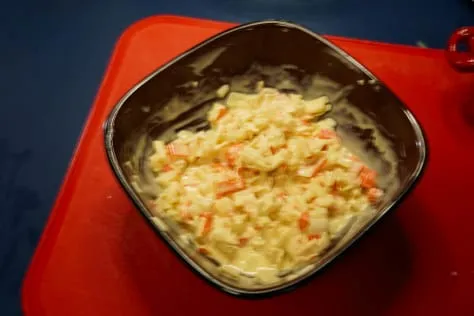 Kurzkornreis wird in einem Sieb gewaschen