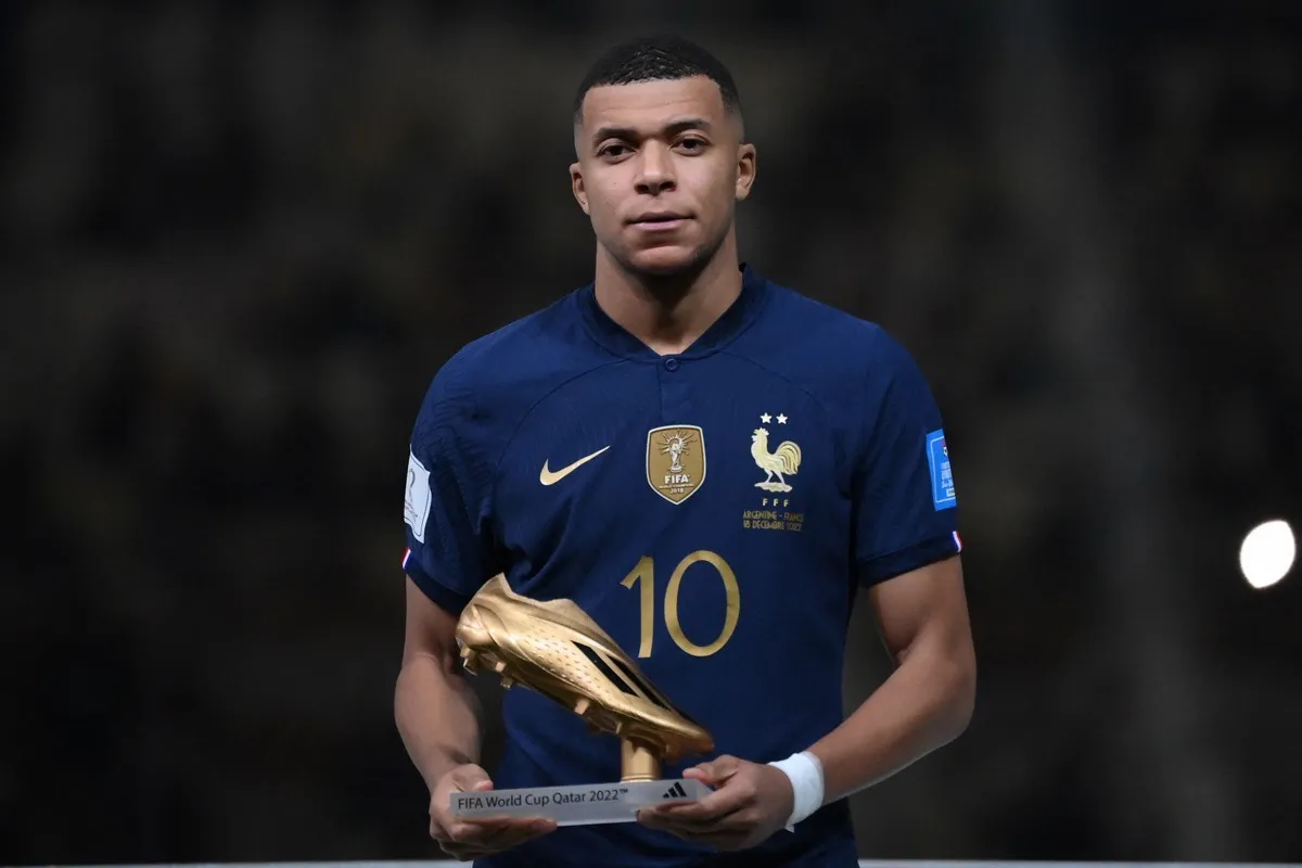 Kylian Mbappé nach der Verleihung des Goldenen Schuhs bei der WM 2022