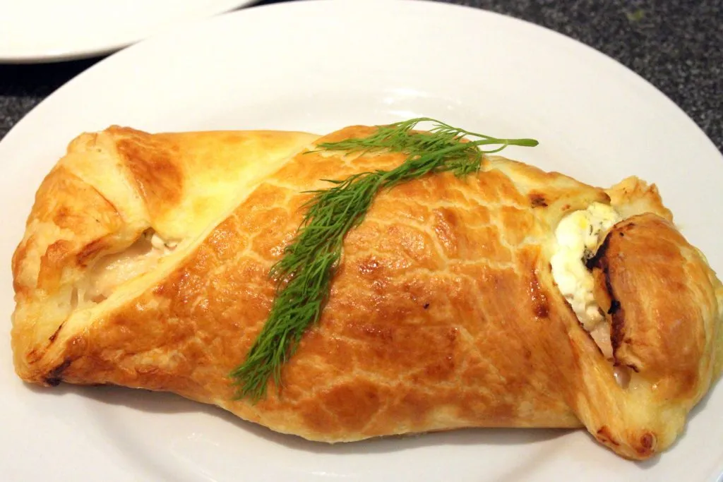 Lachs im Blätterteig auf dem Teller