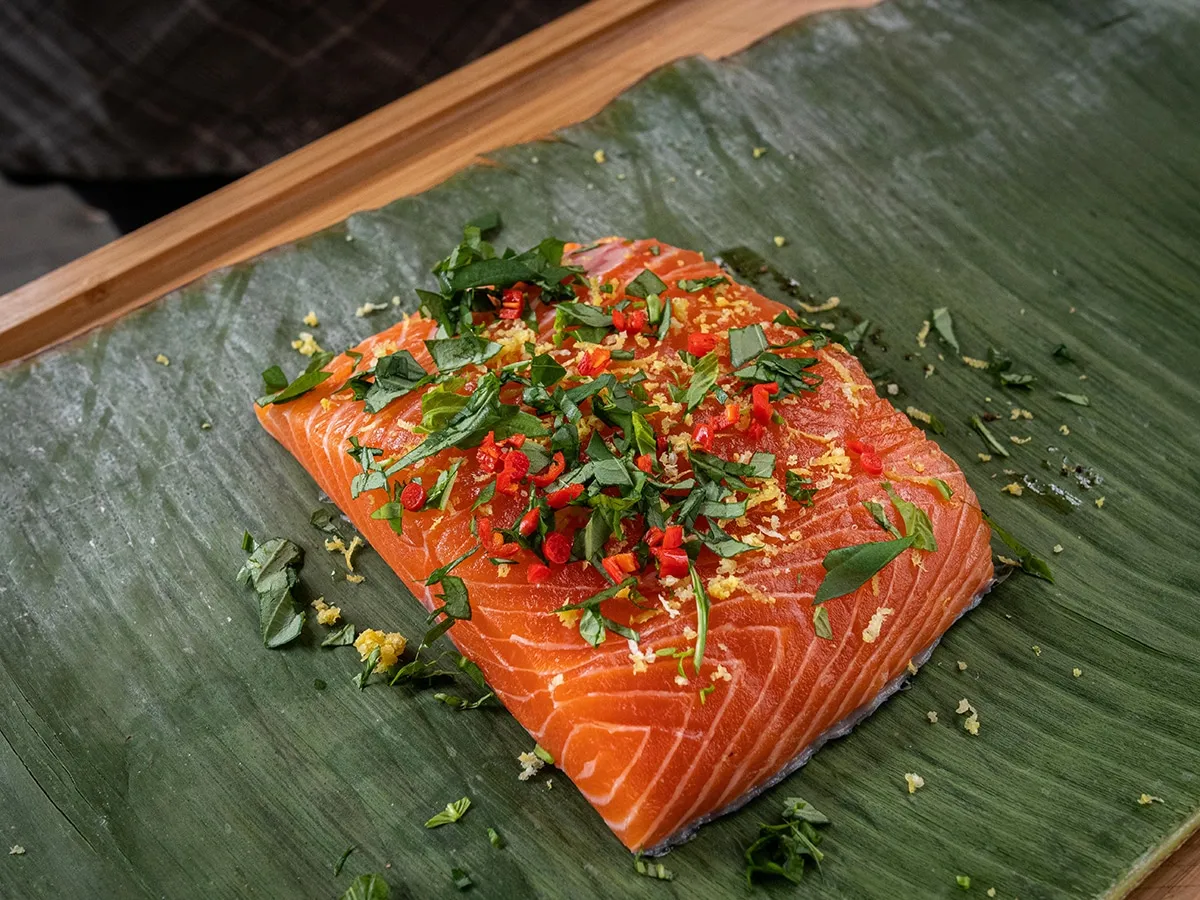 Lachs in Bananenblatt gewickelt mit frischer Kräutermarinade