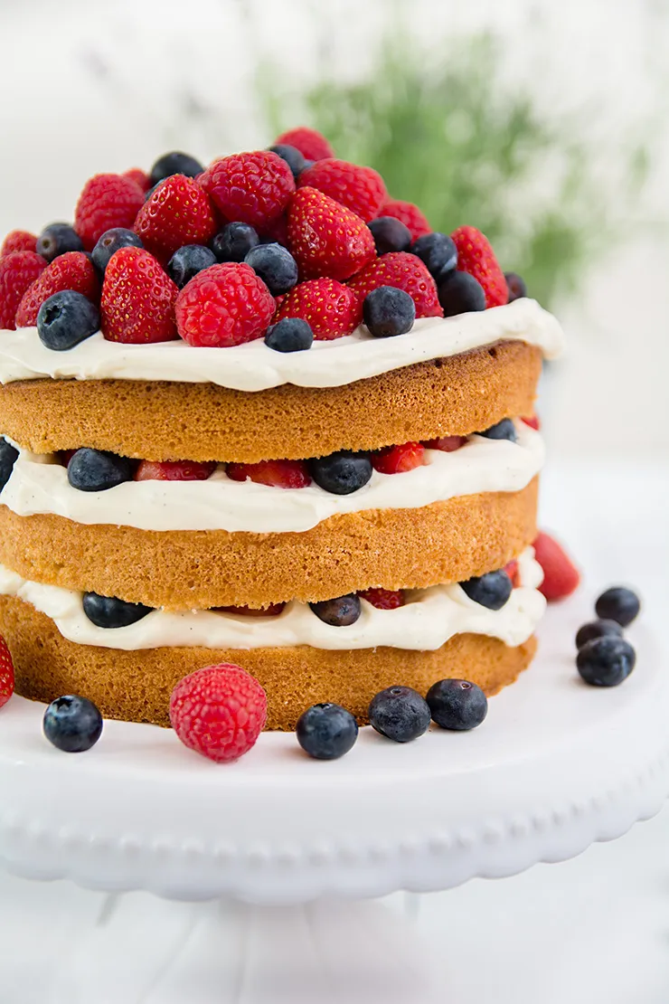 Lagkage - Eine prächtige dänische Geburtstagstorte, festlich dekoriert