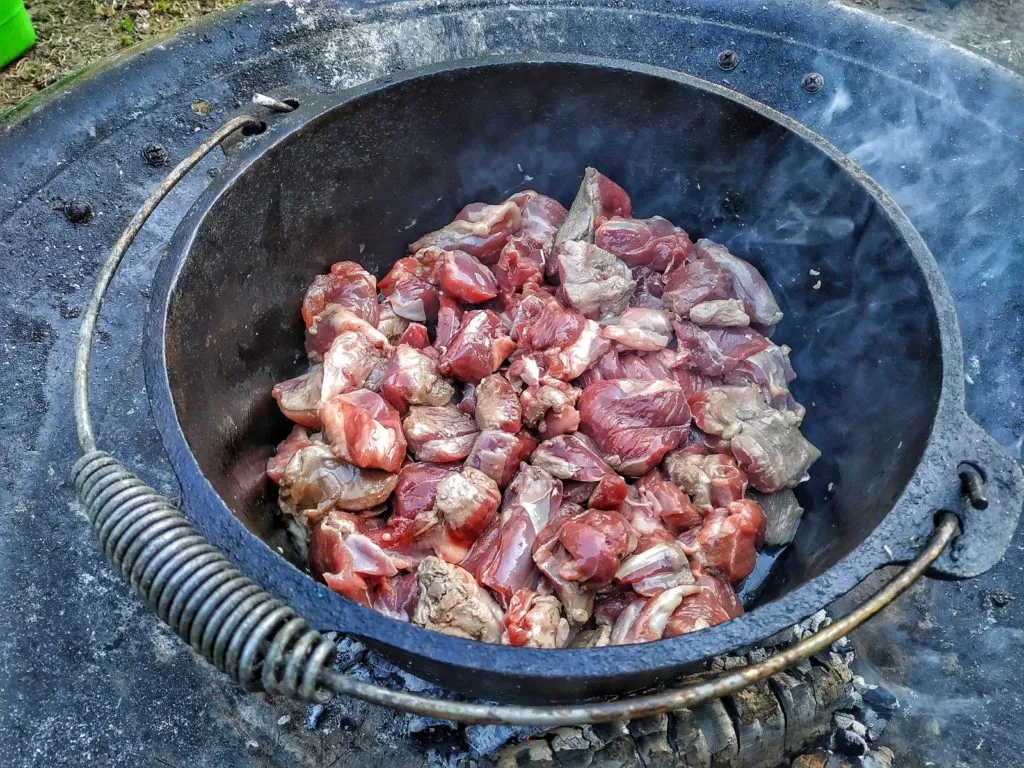 Lammgulasch mit Auberginen und Gewürzen in einem Topf, fertig zum Schmoren