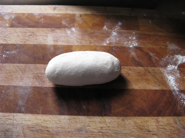 Längliche Brötchen formen Schritt 1