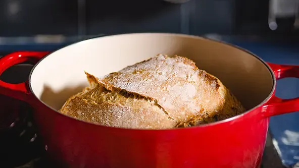 Le Creuset Topf mit gebackenem Brot