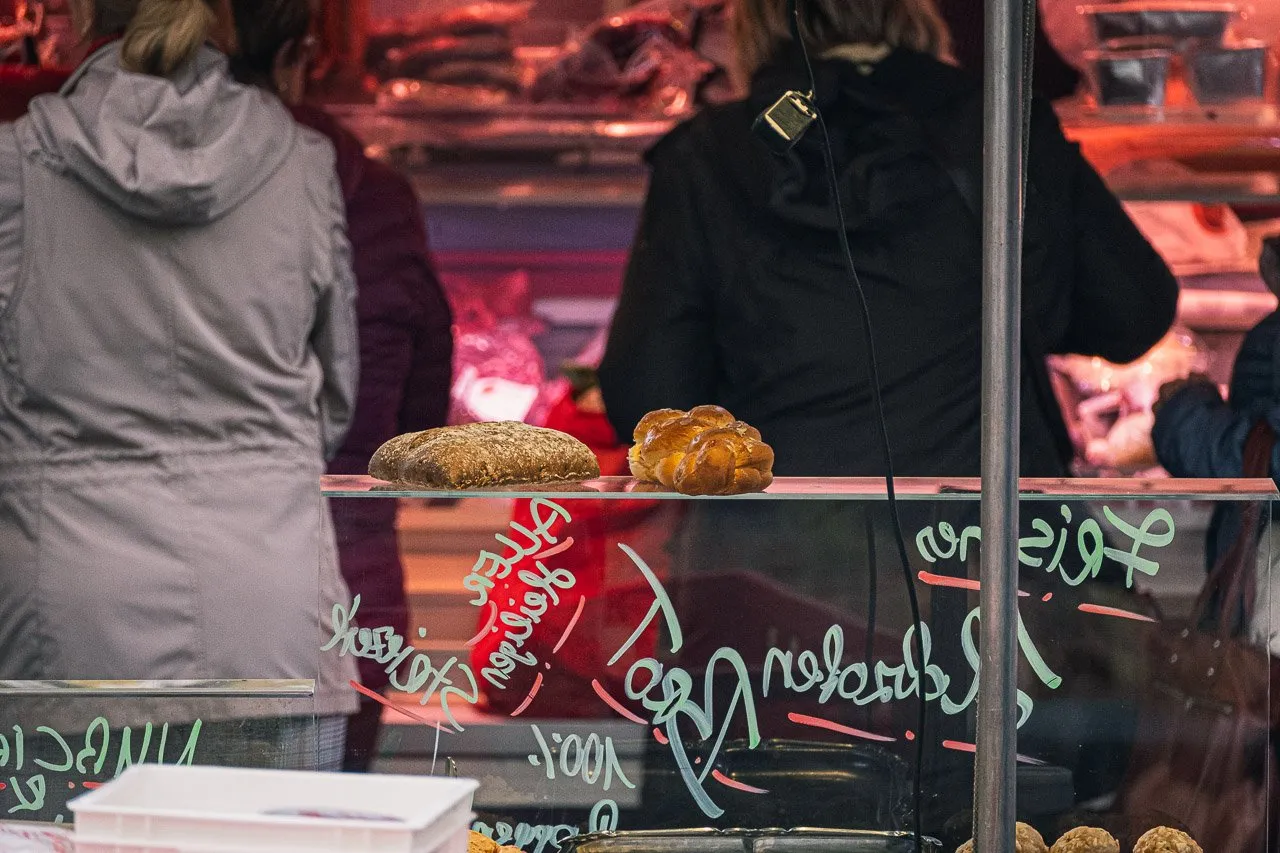Lebhafter Bauernmarkt Schranne in Salzburg an einem Donnerstag
