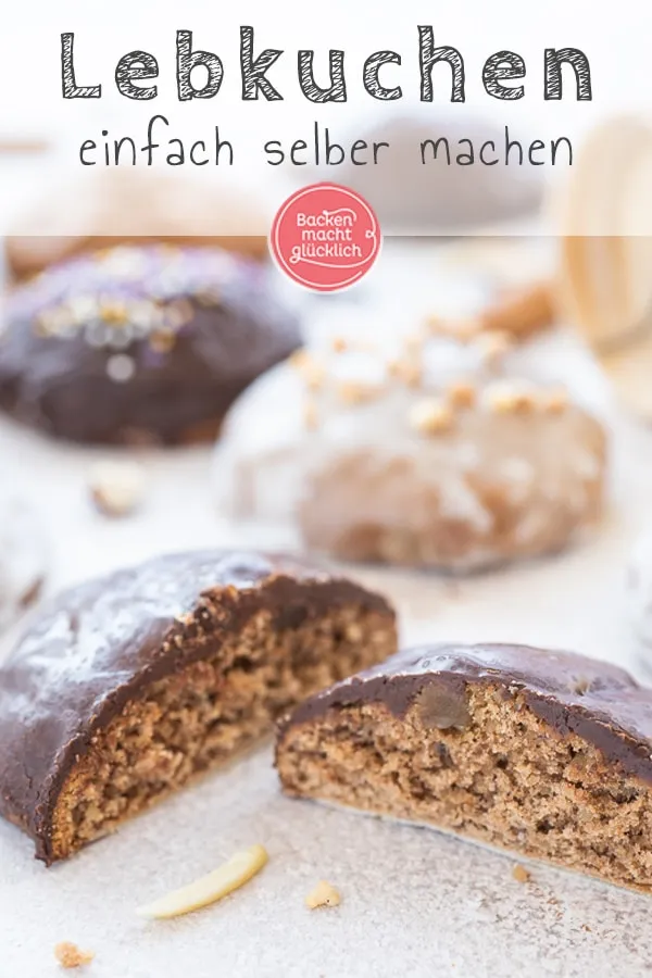 Lebkuchen stapeln sich auf einem Holzbrett