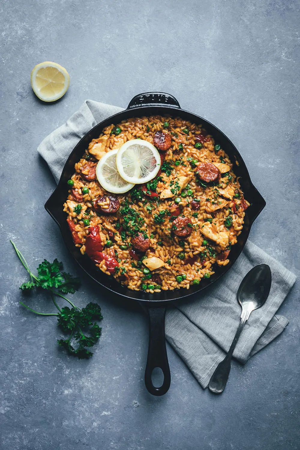 Leckere One Pan Paella mit Hähnchen, Chorizo und Paprika