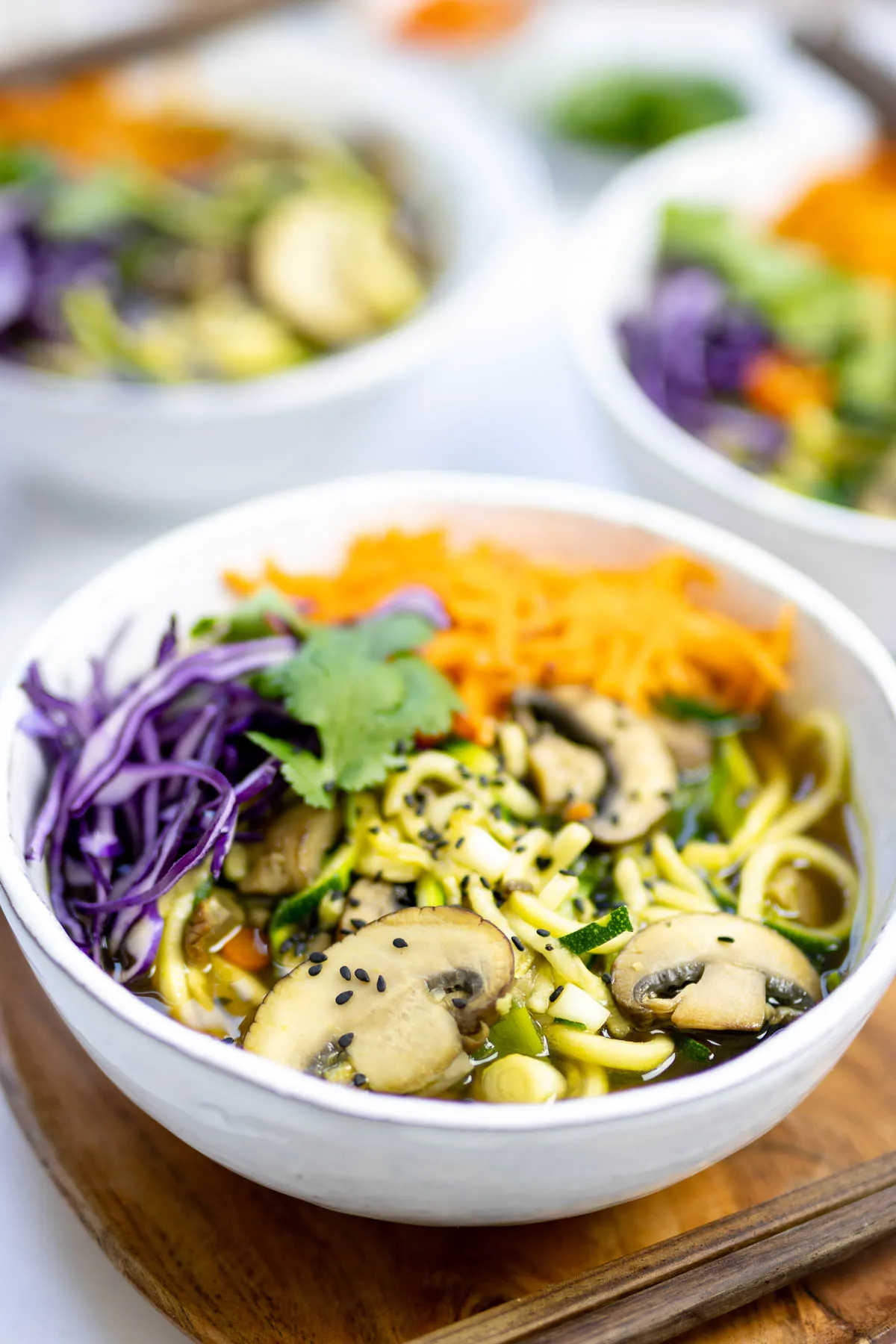 Leckere vegane Zoodle Ramen Suppe mit frischen Kräutern
