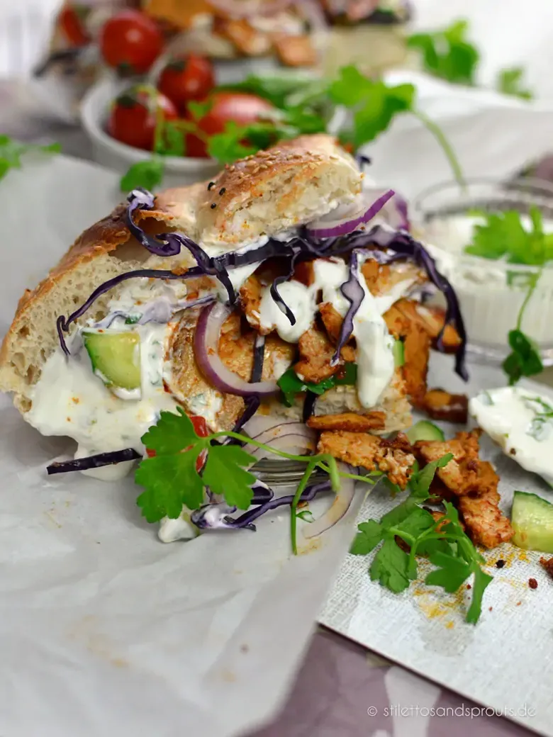 Leckerer Tofu Döner mit frischem Gemüse