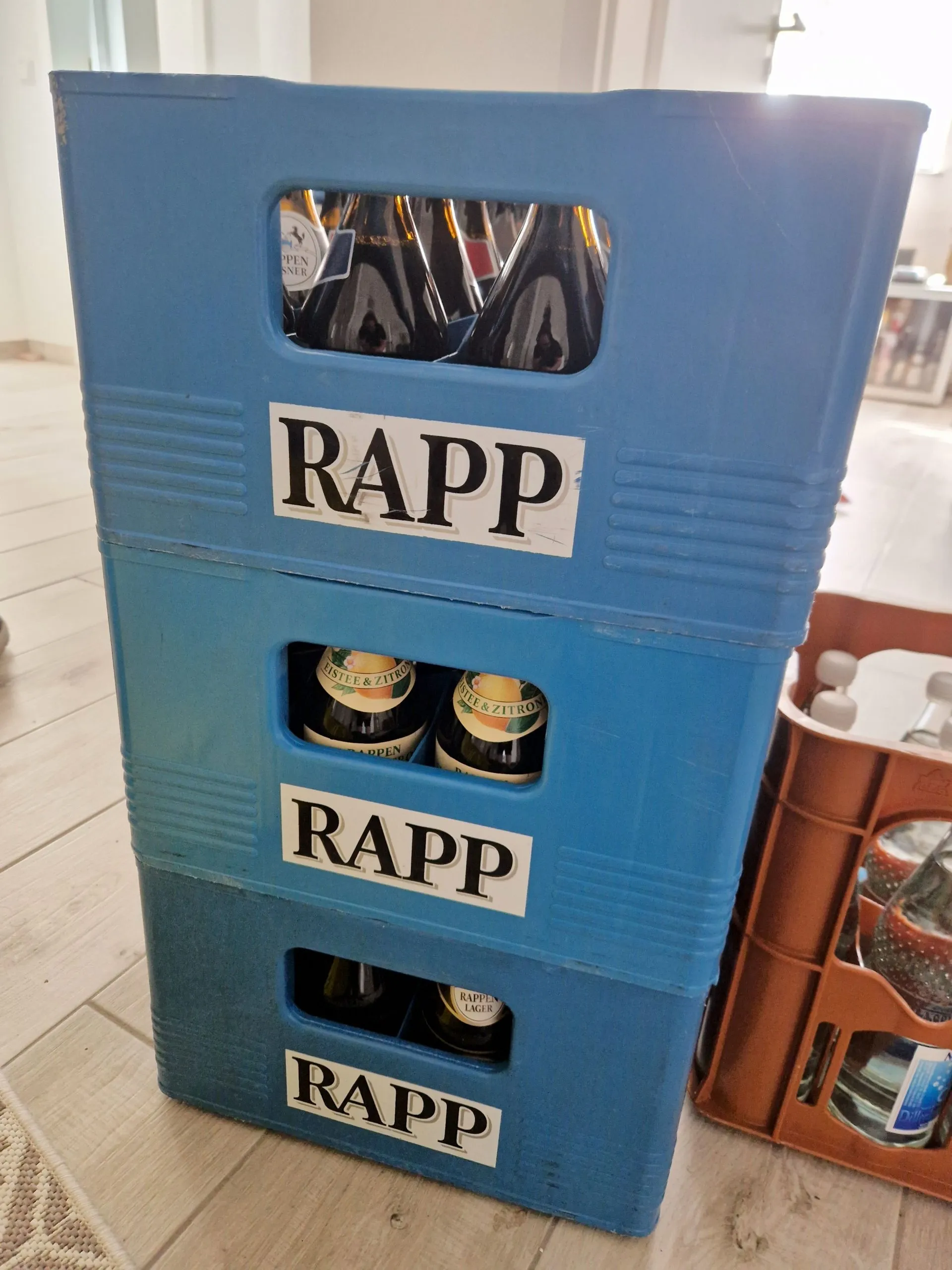 Leere Rapp Getränkekisten bereit zur Abholung