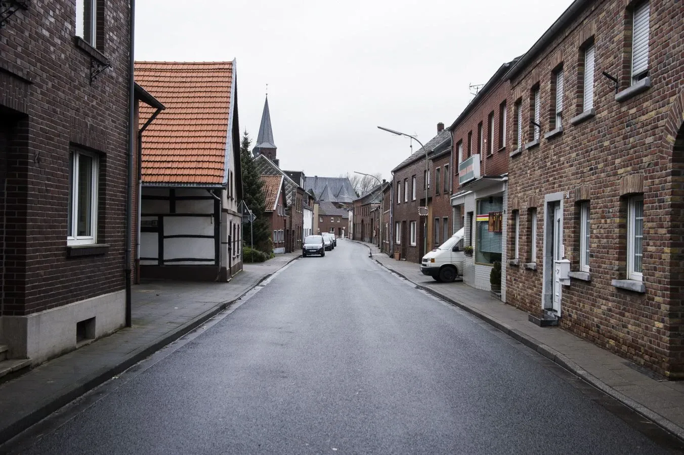Leere Straßen und Häuser in Keyenberg, die auf den Abriss warten