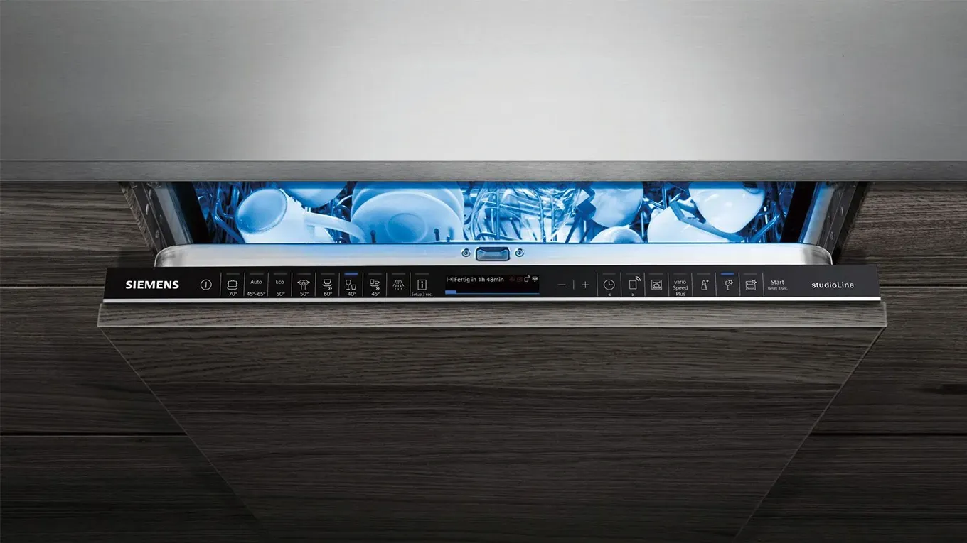Leicht geöffneter Siemens Geschirrspüler vollintegriert mit blauem LED Licht