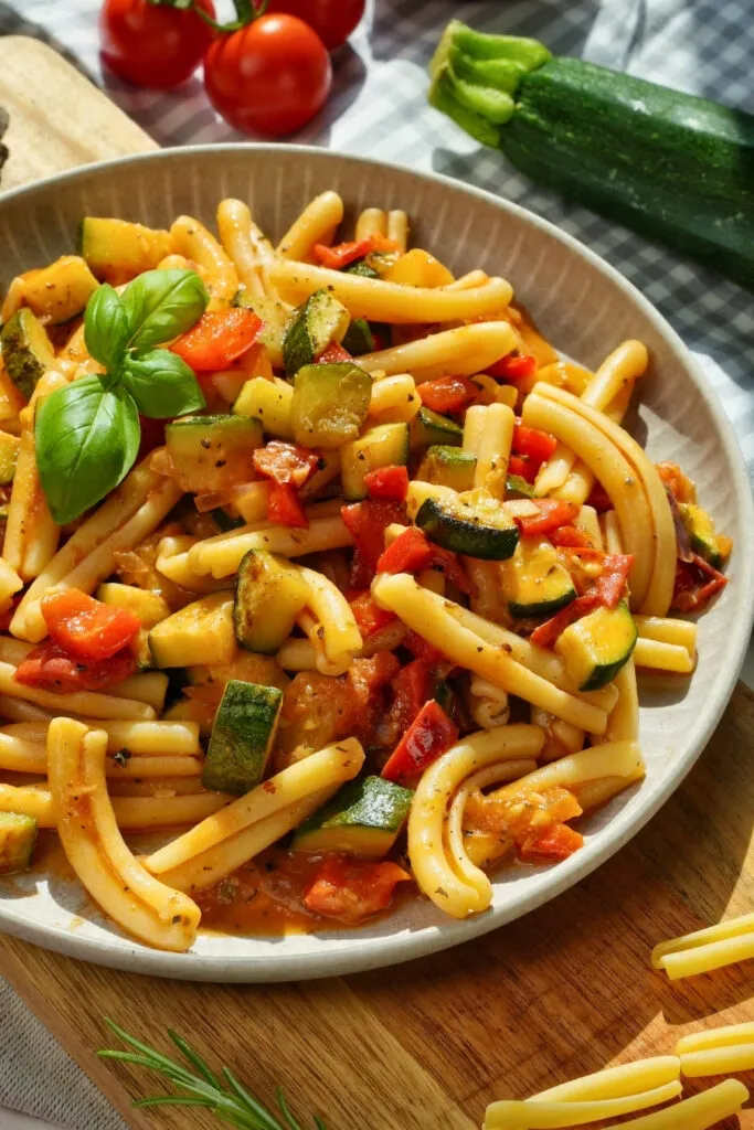 Leichte Sommerpasta mit viel knackigem, gesundem Gemüse