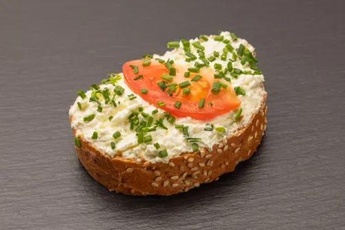 Leichter Vollkorn Frühlingsaufstrich Sandwich