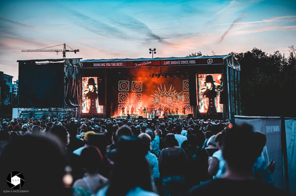 Lichtershow und die Menge beim Seeed Konzert