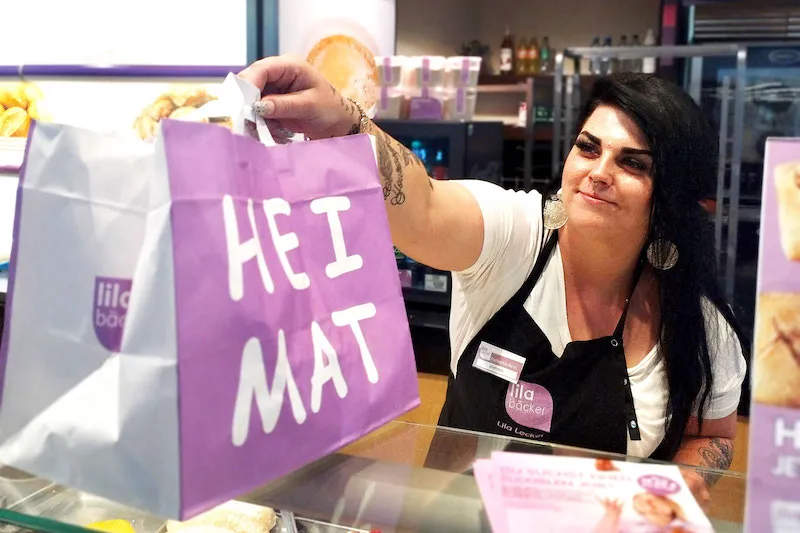 Lila Bäcker Überraschungstüte gefüllt mit frischen Backwaren