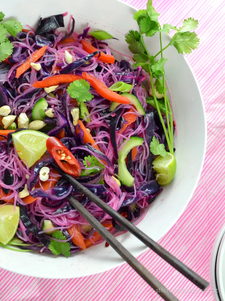 Lila Glasnudelsalat mit frischem Gemüse
