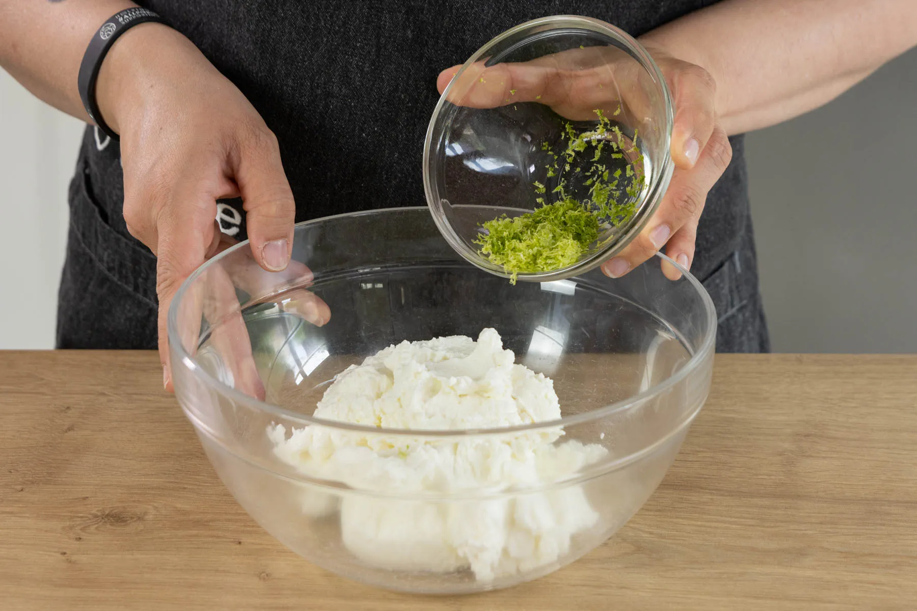 Limettenschale dazugeben