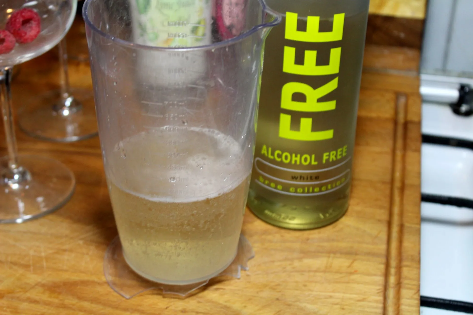 Limettensirup in einer Flasche, bereit zur Verwendung im Cocktail