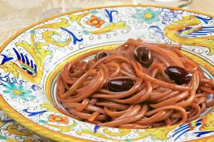 Linguine in Rotweinsoße, eine dunkle und aromatische Pasta in einer großen Pfanne
