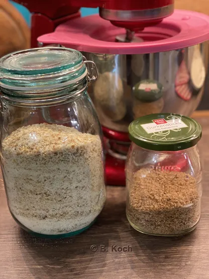 Links: Paniermehl aus hellen Broten/Brötchen, Rechts: Paniermehl aus dunklem (Vollkorn-)Brot