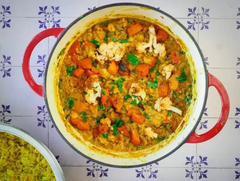 Linsencurry mit gebackenem Kürbis und Blumenkohl, ein veganes Soulfood
