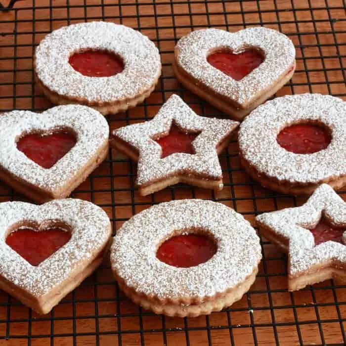 Linzer Kekse Rezept Weihnachten österreichische Mandeln Himbeermarmelade