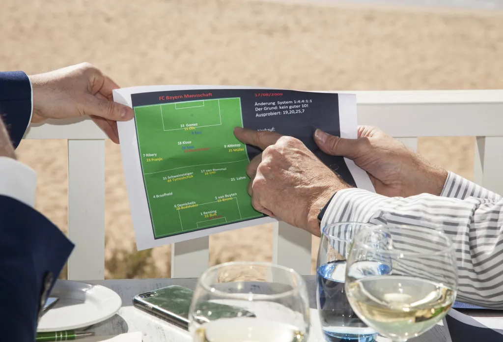 Louis van Gaal blickt ernst