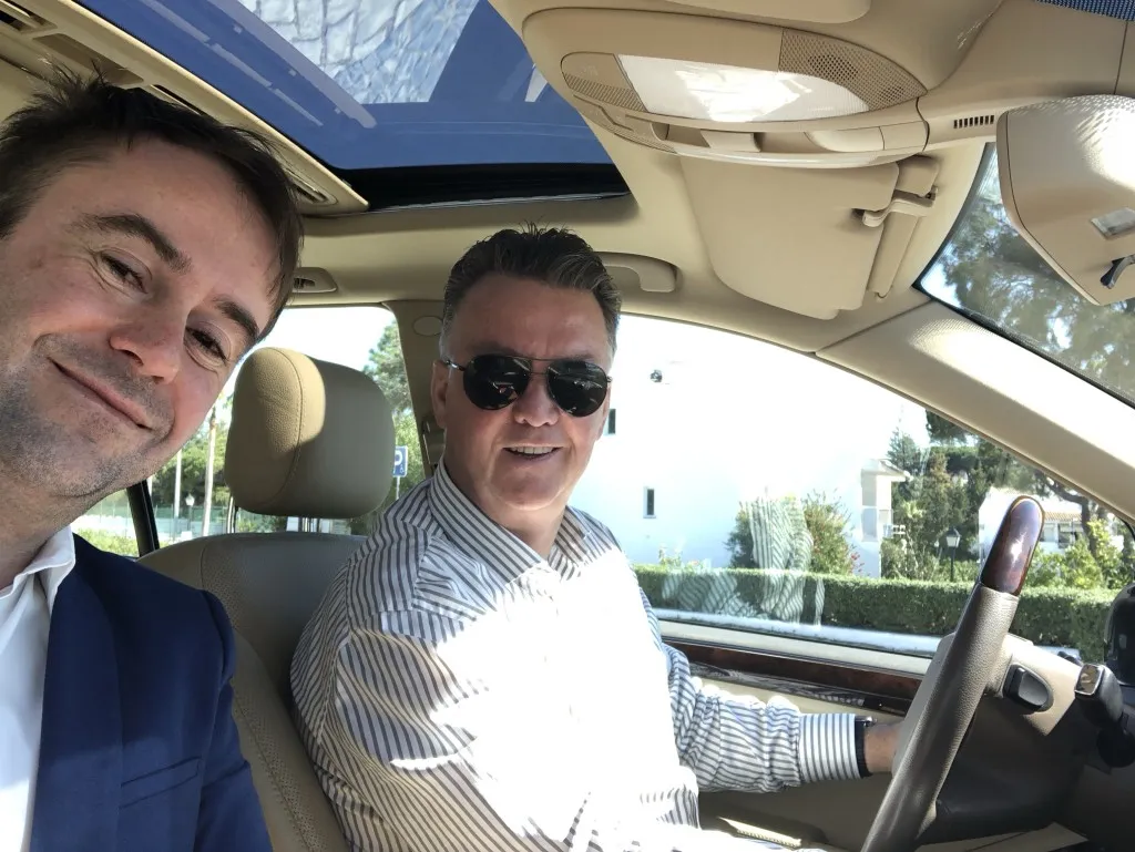 Louis van Gaal in einem hellblauen Hemd und Anzug