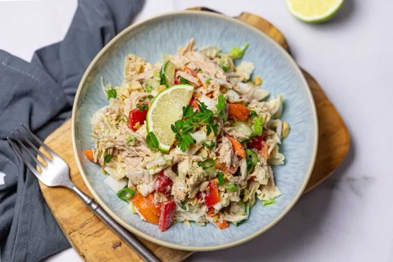 Low Carb Chinakohl-Hähnchen-Salat, frisch, proteinreich und lecker