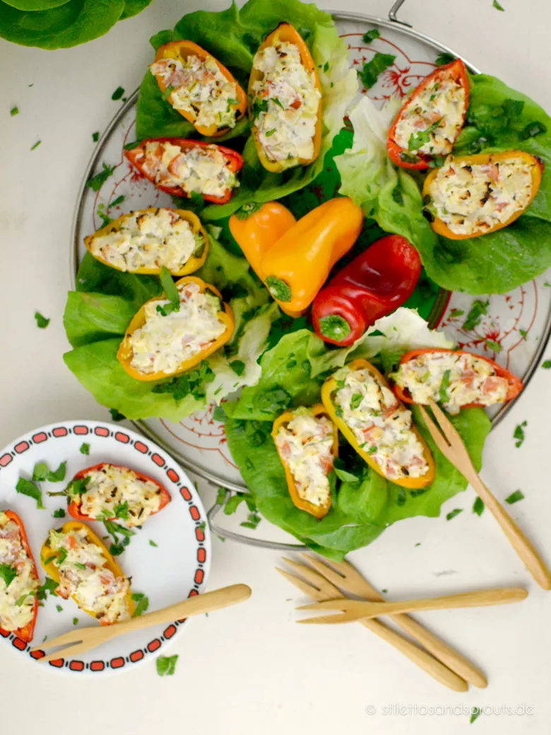 Low Carb gefüllte Mini-Paprika auf einem Teller